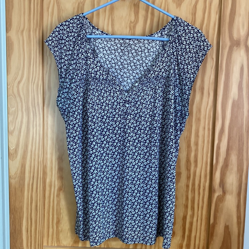 Ann Taylor LOFT Medium black/white floral top